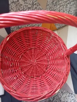 panier en osier rouge avec anse