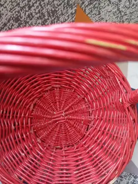 panier en osier rouge avec anse