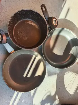 Lot de trois poêles et casseroles