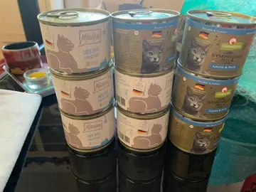 Neuf boites de nourriture pour chat