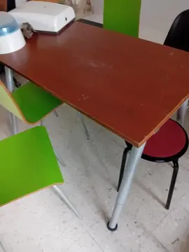 Table avec pieds réglables