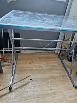 petit bureau métallique dessus vitre