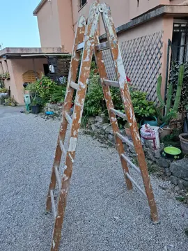 1 echelle en bois et 1 boîte à outils