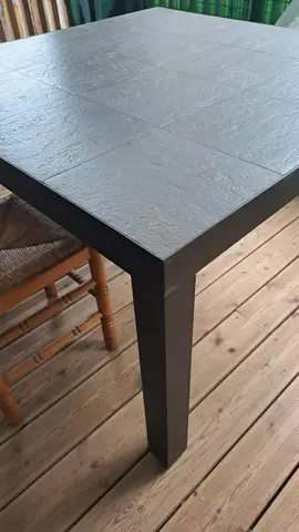 Table dessus carreaux de pierre et pieds metal