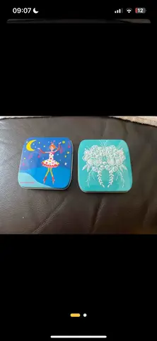 Deux petites boîtes en métal