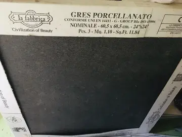 9 Dalles de grès noires et blanches. céram LA FABBRICA, fabr italienne (60,5x 60,5cm)+29 plinthes