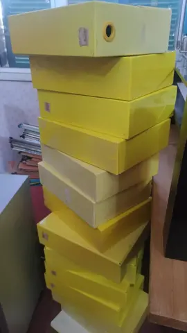 boîtes d'archives jaunes