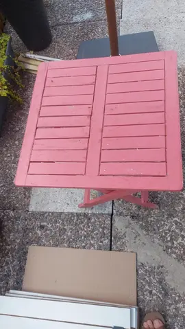 Petite table en bois pliable à rénover.