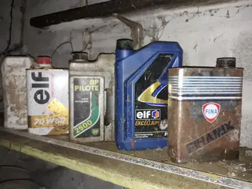 Bidons d'huile entamés