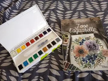livre sur aquarelle