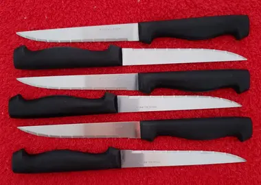 6 Couteaux à steak « PRADEL INOX ». Lame de 12,5 cm.