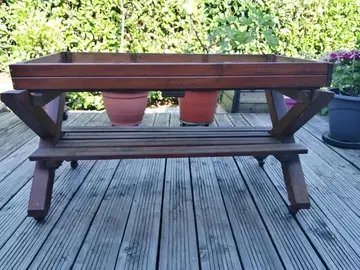 Support pour plantes en bois sur roulettes