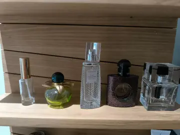 diffuseurs vides (ou presque) de parfum. jolis décoratifs pouvant re-servir