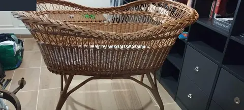 Berceau ancien en osier + Matelas