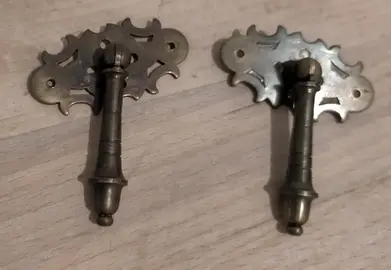 Boutons de tiroirs anciens