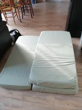 3 petits matelas : 2 de 58 cmx 120 cm sur 12 cm d'épaisseur et un de 50 x 120 et 12 cm d'épaisseur