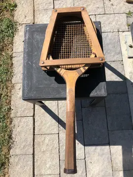 2 raquettes de tennis anciennes