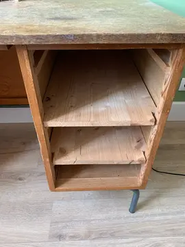 bureau ancien avec étagères