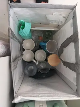Lot de tasses et objets en verre