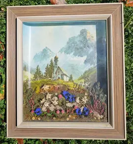 Tableau de montagne en relief avec fleurs séchées