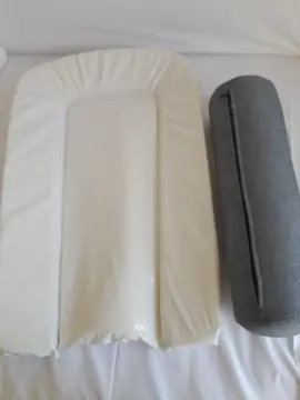 matelas à langer et petit coussin