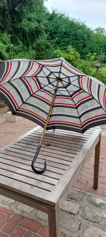 parapluie gris et rouge