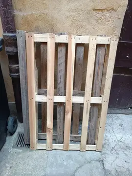 Donne palettes en bois dans le Vieux-Lyon