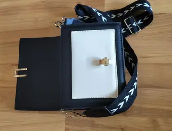 sac à main noir et blanc