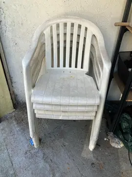 4 chaises en plastique jardin