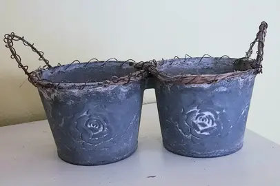 Donne petite jardinière en zinc