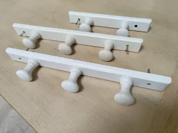 Lot porte-manteaux muraux bois