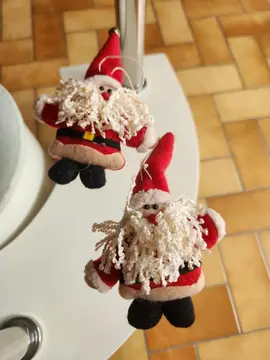 2 pères Noël en tissu à suspendre, neufs.