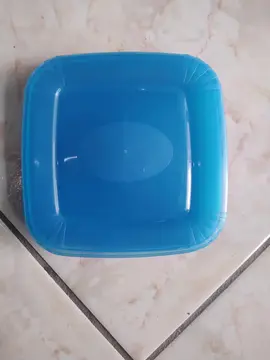 Couvercles en plastique bleu