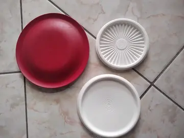 Lot de trois couvercles Tupperware