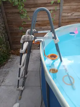 échelle de piscine hors sol