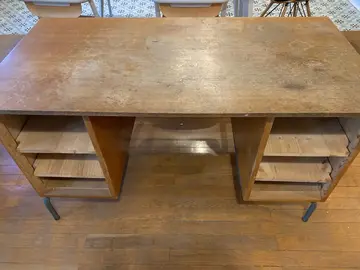 bureau ancien avec étagères