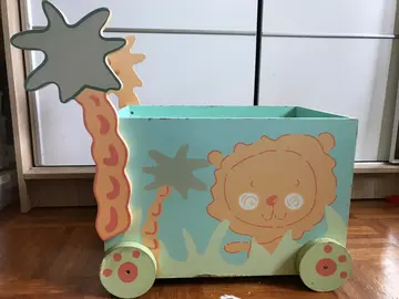 caisse à jouet sur roulettes