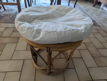 1 POUF EN ROTIN
