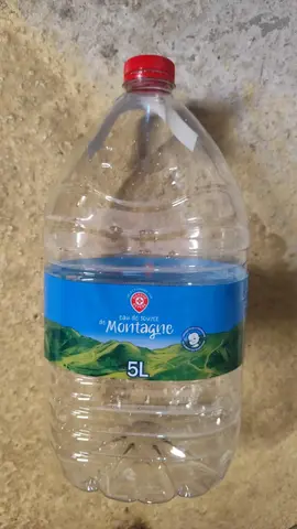 bidons d'eau vides