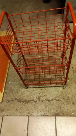 réserve à roulettes rouge pour fruits et légumes