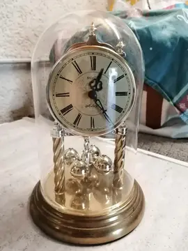 Pendule sous cloche de verrre