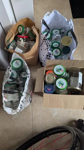 Pots de confiture et bocaux vides