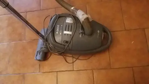 Aspirateur + sacs très bon état de fonctionnement, le tube d'aspiration à bricoler