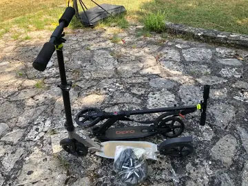 2 trotinettes adultes + set de roues de rechange