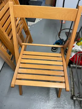 3 chaises en bois pliable