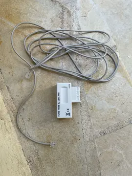 prise et câble téléphone