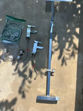 Ensemble colonne de douche et robinets lavabos