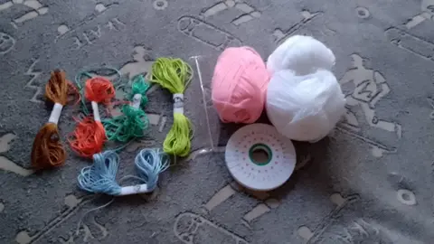 lot de pelotes et de fil pour les bracelet