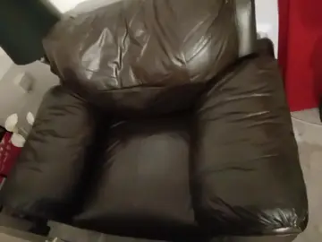 donne fauteuil en cuir, marron, bon état, très confortable, venir le chercher sur place à Nîmes