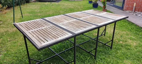 table de jardin avec panneaux de bois